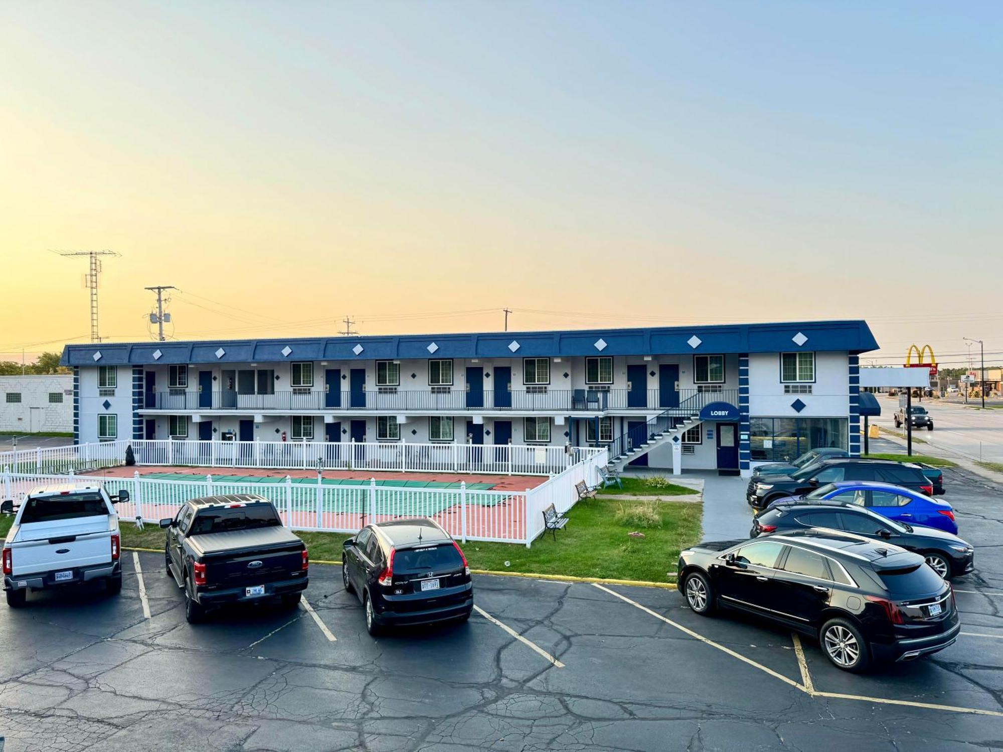 Rodeway Inn Saint Joseph Exterior photo